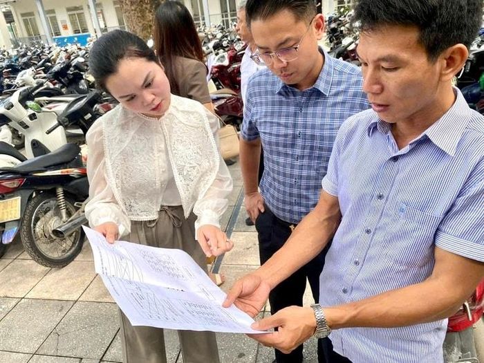Ban Chỉ đạo thi phường Phú Thượng kiểm tra tại một điểm thi. Ảnh: PT