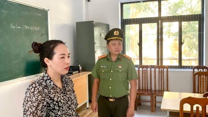 Lực lượng chức năng kiểm tra khu vực bảo quản đề thi. Ảnh: PT