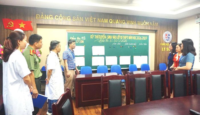 Đoàn công tác nắm tình hình cơ sở vật chất đảm bảo cho kỳ thi tại Trường THCS Lý Sơn. Ảnh: B.Duy