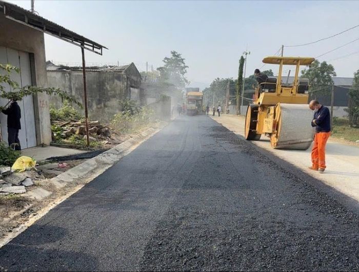 Tuyến đường từ đường Hồ Chí Minh đi xã Hoàng Văn Thụ cũ và xã Hữu Văn cũ được cải tạo, nâng cấp, góp phần hoàn thiện hạ tầng giao thông địa phương. Ảnh: Đặng Sáng