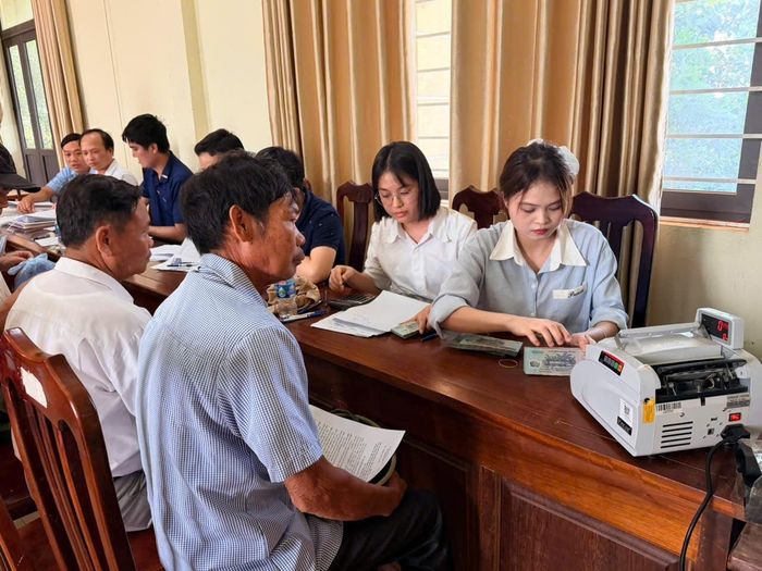 Việc chi trả cho người dân được thực hiện công khai, minh bạch. Ảnh: Minh Khiêm