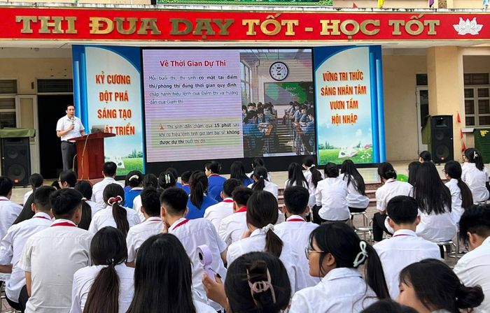 Học sinh khối 9 Trường THCS Lương Thế Vinh, xã Đan Phượng học tập quy chế thi tuyển sinh vào lớp 10. Ảnh: LTV