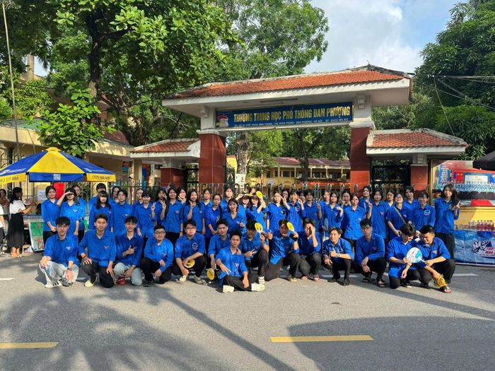 Đoàn Thanh niên xã Đan Phượng triển khai đội hình "Tiếp sức mùa thi", đồng hành cùng các sĩ tử. Ảnh: ĐP