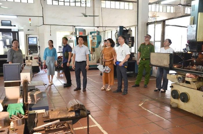 Kiểm tra công tác trang bị phương tiện bảo hộ lao động và hồ sơ an toàn lao động tại doanh nghiệp. Ảnh: TH