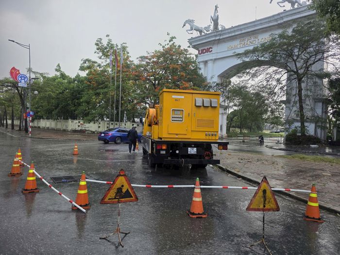 Xí nghiệp Thi công cơ giới (thuộc Công ty TNHH MTV Thoát nước Hà Nội) bố trí công nhân và các phương tiện chuyên dụng ứng trực tại đường Võ Chí Công. Ảnh: PV