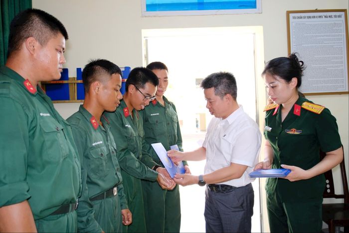 Lãnh đạo phường Đống Đa trao quà động viên tân binh thực hiện nghĩa vụ quân sự. Ảnh: Thành Trung