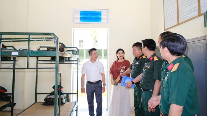 Lãnh đạo phường thăm khu vực nghỉ ngơi của chiến sĩ nghĩa vụ. Ảnh: Thành Trung