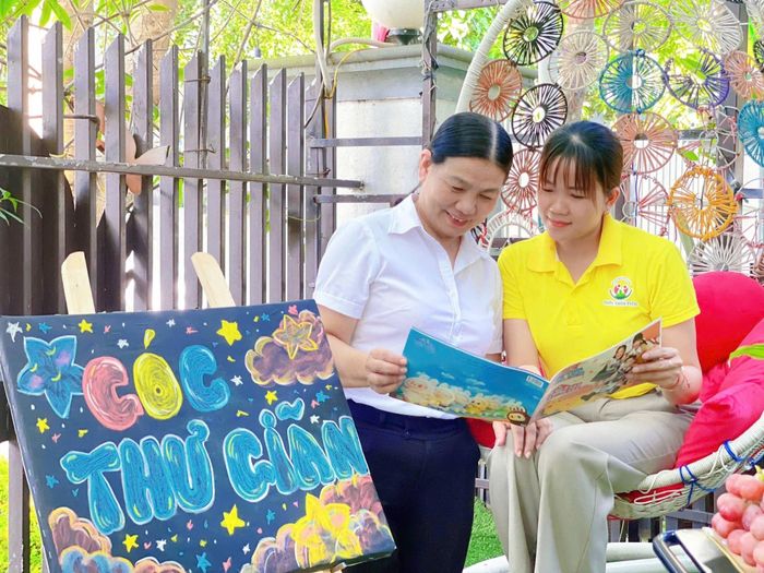 Việc xây dựng không gian thư giãn xanh, sạch, đẹp không chỉ giúp giáo viên tái tạo năng lượng mà còn góp phần nâng cao chất lượng công việc.
