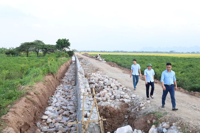 Xã Phúc Sơn đang đầu tư nhiều công trình giao thông kết hợp thủy lợi. Ảnh: Kim Nhuệ 