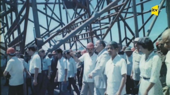 Ông Jalal Mammadov (đội mũ) tiếp đón Phó Chủ tịch Hội đồng Bộ trưởng Việt Nam Đỗ Mười và Phó Chủ tịch Hội đồng Bộ trưởng Liên Xô Heydar Aliev thăm Vietsovpetro năm 1983. Ảnh do Đại sứ quán Azerbaijan tại Hà Nội cung cấp