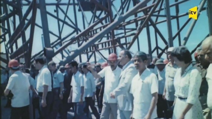 Ông Jalal Mammadov (đội mũ) tiếp đón Phó Chủ tịch Hội đồng Bộ trưởng Việt Nam Đỗ Mười và Phó Chủ tịch Hội đồng Bộ trưởng Liên Xô Heydar Aliev thăm Vietsovpetro năm 1983. Ảnh do Đại sứ quán Azerbaijan tại Hà Nội cung cấp