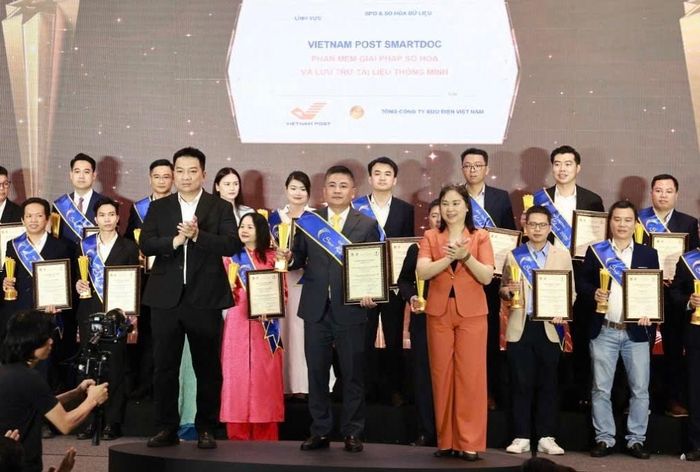 Đại diện Tổng công ty Bưu điện Việt Nam nhận giải thưởng Sao Khuê 2026. Ảnh: Quốc Bảo