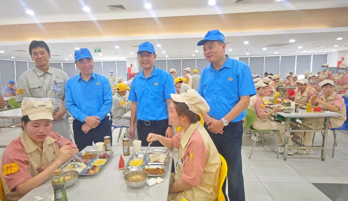 Lãnh đạo Liên đoàn Lao động thành phố Hà Nội ân cần hỏi thăm công việc, thu nhập, điều kiện sinh hoạt của công nhân lao động. Ảnh: Hải Hà