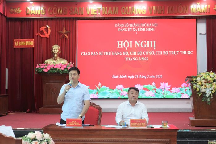 Bí thư Đảng ủy xã Bình Minh Nguyễn Khánh Bình và Chủ tịch UBND xã Nguyễn Đăng Việt chủ trì hội nghị. Ảnh Đ. Đạt