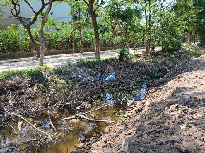 Sau khi giải phóng mặt bằng, xã Ngọc Hồi thực hiện đào hào tái lấn chiếm, bảo vệ quỹ đất chờ bàn giao. Ảnh: Hoàng Quyết