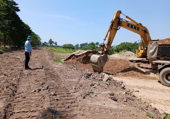 Xã Ngọc Hồi tổ chức san lấp và bảo vệ mặt bằng trước khi bàn giao cho chủ đầu tư triển khai Dự án Tổ hợp ga Ngọc Hồi. Ảnh: Hoàng Quyết