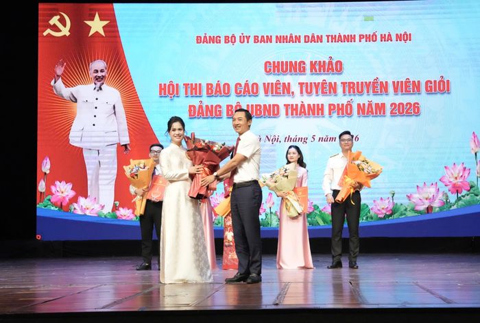 Phó Bí thư Đảng ủy UBND thành phố Doãn Trung Tuấn trao giải Nhất cho thí sinh Bùi Thị Phương Thảo (Đảng bộ Kho bạc Nhà nước Khu vực I). Ảnh: Hồng Thái