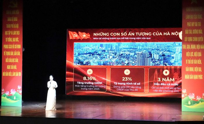 Thí sinh thuyết trình phần thi. Ảnh: Hồng Thái