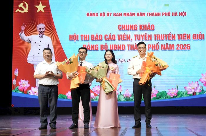 Phó Trưởng ban Tuyên giáo và Dân vận Thành ủy Đào Xuân Dũng, Trưởng ban Giám khảo Hội thi trao giải Nhì cho 3 thí sinh. Ảnh: Hồng Thái