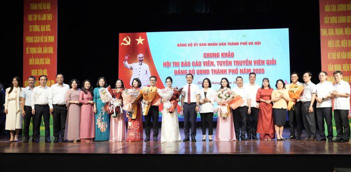 Ban tổ chức chụp ảnh cùng các thí sinh tham gia vòng chung khảo. Ảnh: Hồng Thái