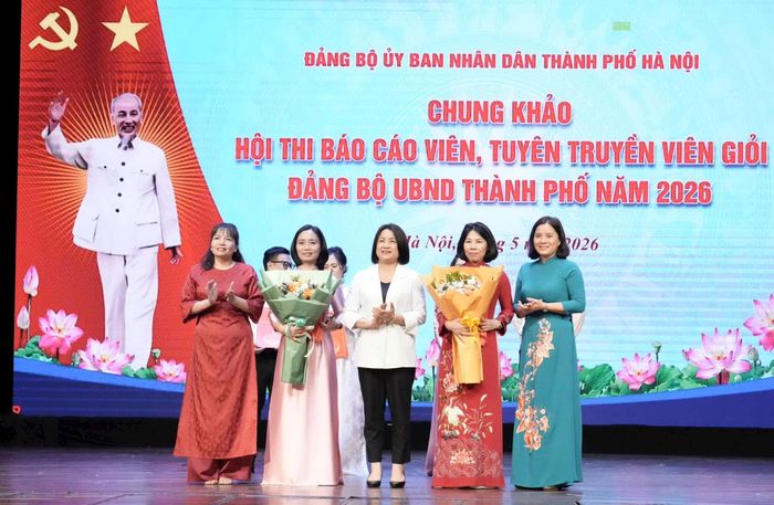 Ban tổ chức trao giải Ba cho 2 thí sinh. Ảnh: Hồng Thái