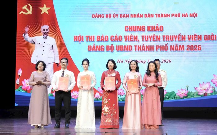 Ban tổ chức trao 4 giải chuyên đề cho 4 thí sinh. Ảnh: Hồng Thái