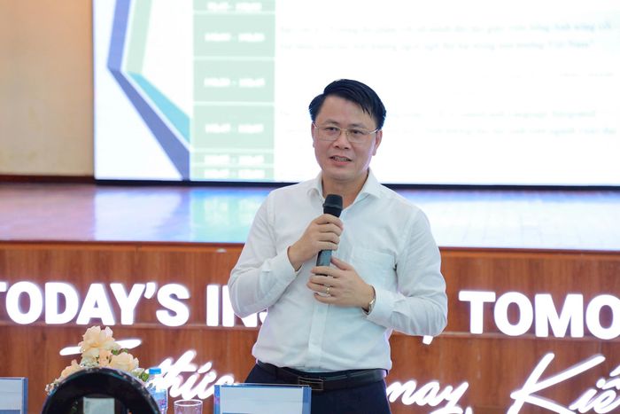 Phó Giáo sư, Tiến sĩ Nguyễn Văn Tuân, Phó Hiệu trưởng Trường Đại học Thủ đô Hà Nội chia sẻ tại hội thảo. Ảnh: ND
