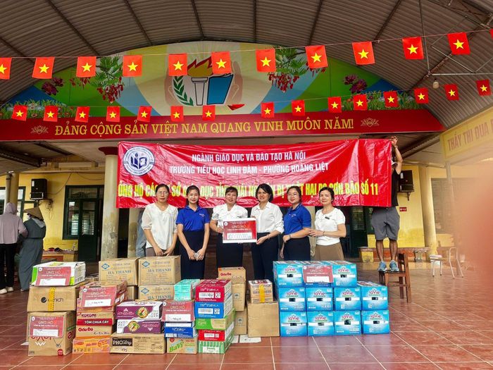 Trong năm học nhà trường đã có các hoạt động thiện nguyện xã hội với tổng giá trị quy đổi (bao gồm cả quà tặng và nhu yếu phẩm) trên 319 triệu đồng. Ảnh TA
