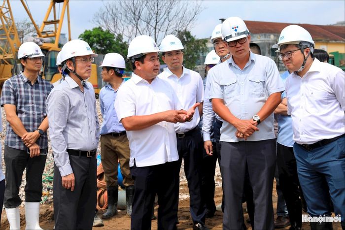 Bí thư Thành ủy Hà Nội Trần Đức Thắng trao đổi với các đơn vị liên quan tại dự án hồ điều hòa Phú Đô ngày 3-5. Ảnh: PV