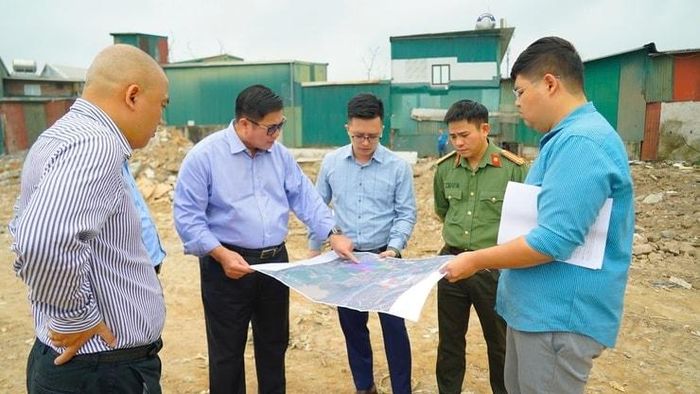 Bí thư Đảng ủy, Chủ tịch HĐND phường Nguyễn Quang Hiếu thường xuyên kiểm tra thực địa tiến độ dự án hồ điều hòa Phú Đô. Ảnh: PV