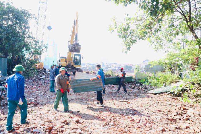 Lực lượng chức năng nhanh chóng hoàn thành nốt công tác giải phóng mặt bằng sáng 28-5. Ảnh: PV