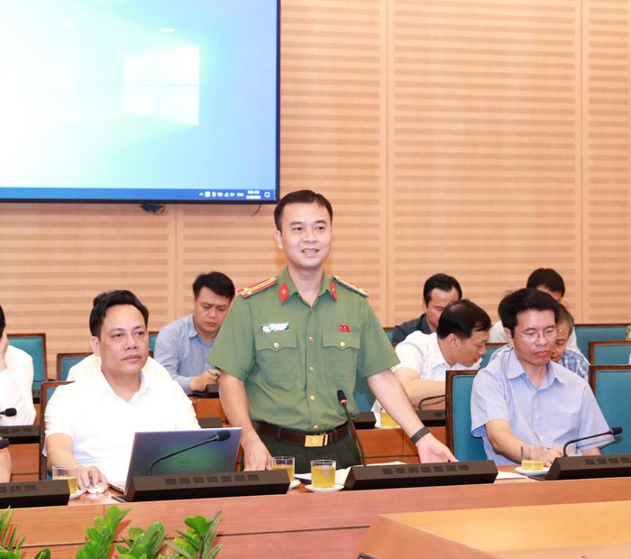 Các đại biểu báo cáo tình hình triển khai các dự án nhà ở xã hội. Ảnh: Hương Ly