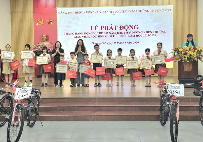 Lãnh đạo phường Thượng Cát khen tặng các học sinh có thành tích xuất sắc trong học tập, rèn luyện.