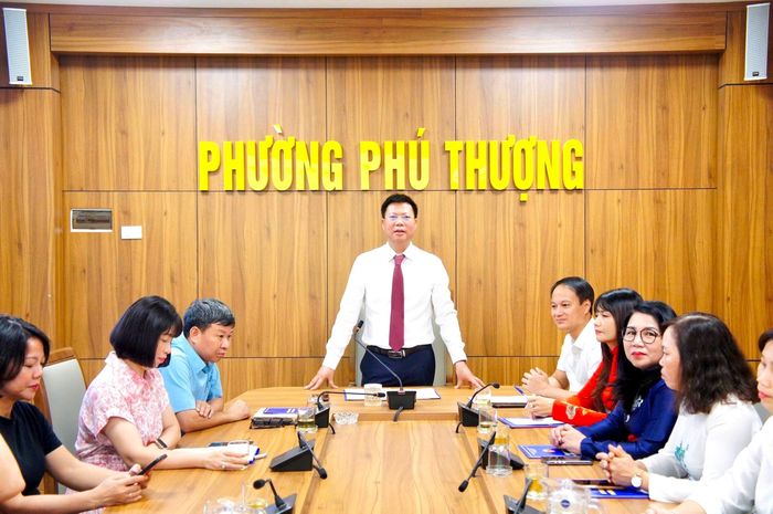 Chủ tịch UBND phường Phú Thượng Đỗ Đình Sơn phát biểu giao nhiệm vụ, chúc mừng các đồng chí được điều động, bổ nhiệm và chỉ định tham gia cấp ủy tại hội nghị. Ảnh: Hữu Vượng