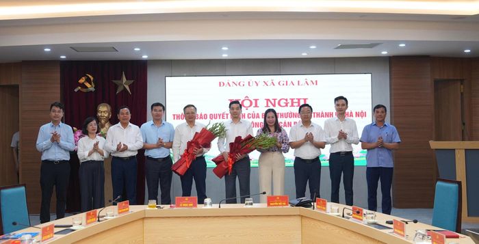 Ban Thường vụ Đảng ủy xã Gia Lâm tặng hoa chúc mừng hai đồng chí lãnh đạo chủ chốt nhận công tác mới. Ảnh: PV