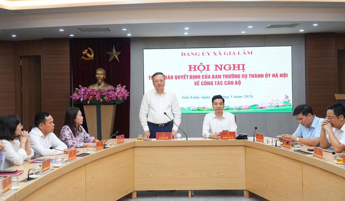 Đồng chí Lê Ngọc Anh, Thành ủy viên, Bí thư Đảng ủy xã Gia Lâm phát biểu tại hội nghị. Ảnh: PV