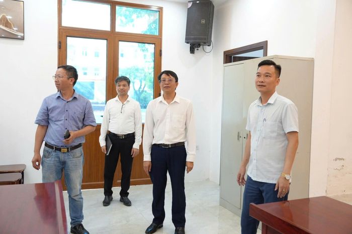 Phó Chủ tịch UBND xã Thanh Oai Nguyễn Hồng Hải cùng đoàn đã kiểm tra các điểm thi. Ảnh: NL
