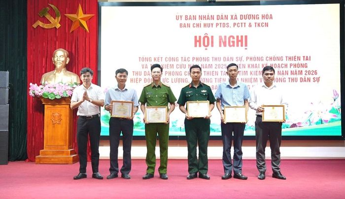 Các tập thể được khen thưởng. Ảnh: PN