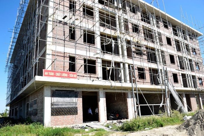 UBND tỉnh Nghệ An yêu cầu các sở, ngành và địa phương tập trung tháo gỡ khó khăn, vướng mắc cho các dự án NOXH theo thẩm quyền; đồng thời đôn đốc chủ đầu tư đẩy nhanh tiến độ, bảo đảm hoàn thành mục tiêu khoảng 4.963 căn NOXH trong năm 2026 theo kế hoạch của tỉnh.