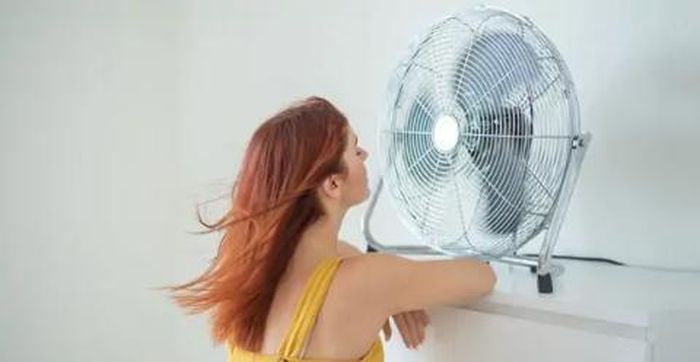 Vào những ngày trời nắng, nhiệt độ ngoài trời tăng cao từ 33 - 35 độ C. Khi đó cơ thể tiết ra nhiều mồ hôi cho nên nhiều người hay bật quạt và để quạt phả thẳng gió vào mặt.