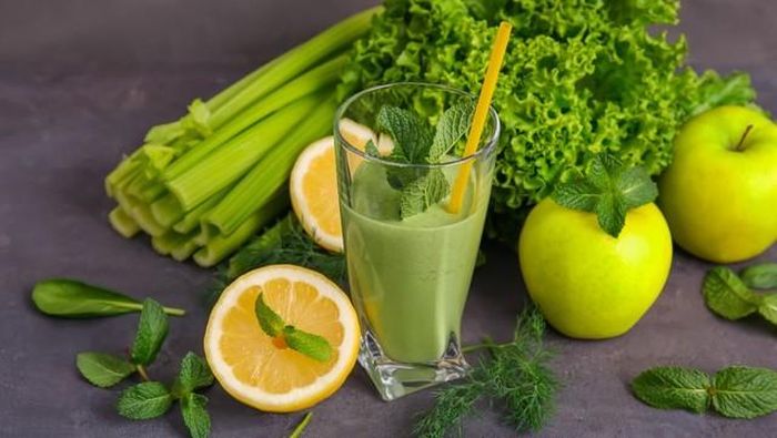 Các loại nước ép từ rau củ như cần tây, cà rốt hay cải bó xôi không chỉ giải nhiệt mà còn cung cấp nhiều chất xơ và vitamin giúp tăng cường sức khỏe.