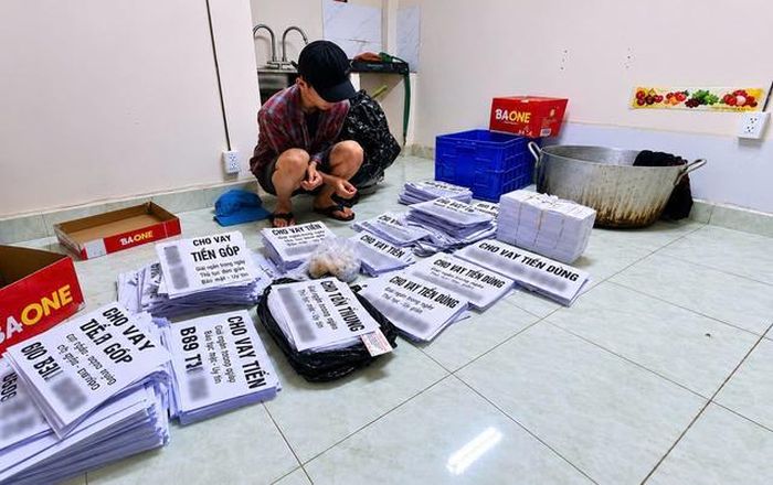 Hình ảnh các đối tượng chuẩn bị tờ rơi hỗ trợ vay tiền. Ảnh: Công an tỉnh Quảng Ninh
