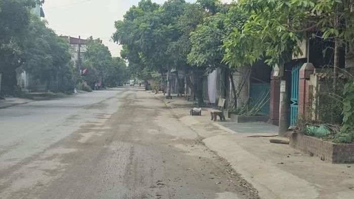 Hiện trạng mặt đường ở thôn Bến Hiệp được ghi nhận vào sáng ngày 28/5 - (ảnh Nhật Tân).