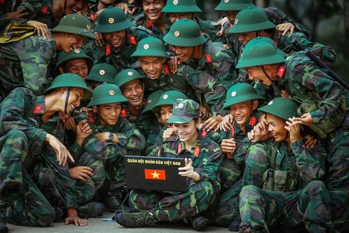 Theo Thông tư 50/2026/TT-BQP, sinh viên tốt nghiệp đại học loại xuất sắc được xem xét phong quân hàm sĩ quan cấp Thượng úy khi vào biên chế Quân đội Nhân dân Việt Nam. Ảnh minh họa: TL