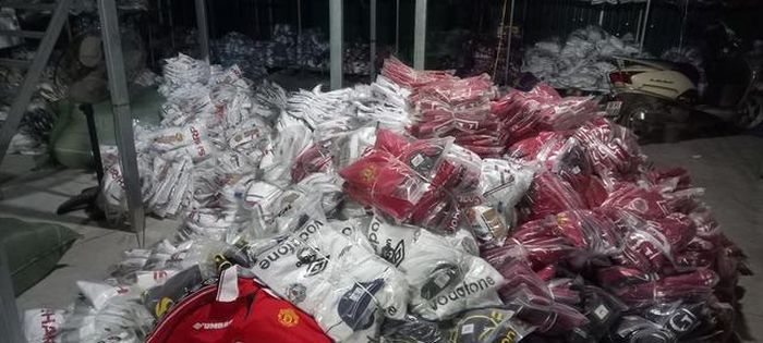 Lực lượng chức năng phát hiện và tạm giữ gần 4.000 sản phẩm quần áo thể thao có dấu hiệu giả mạo các nhãn hiệu nổi tiếng như Nike, Adidas, Puma, Jordan và Manchester United.