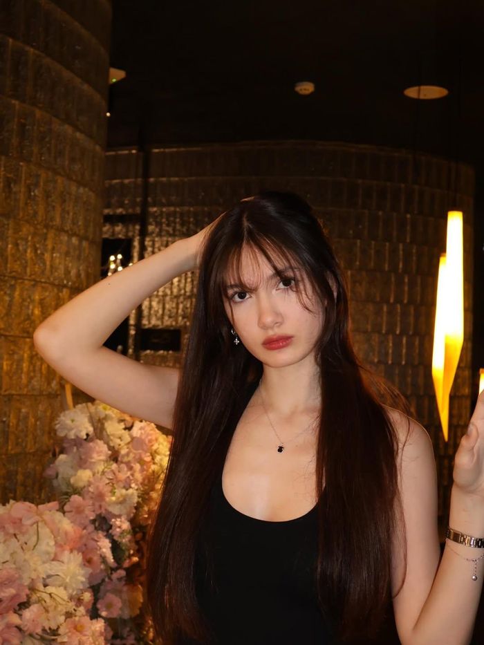 Đặng Thanh Giang lần đầu debut làm người mẫu hồi tháng 4, khi cô tham gia trình diễn thời trang cho một thương hiệu. Hình ảnh của cô gây chú ý trên mạng xã hội với nhiều lượt chia sẻ và hàng nghìn lượt thích. Khán giả khen cô có gương mặt đẹp, khác lạ trong làng mốt.