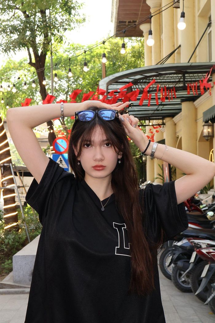Dù diện trang phục đơn giản, em gái Lâm Tây ở tuổi 19 gây sốt với nhan sắc ngọt ngào, nóng bỏng.