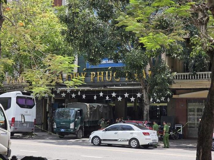 Nhiều cán bộ công an xuất hiện và làm việc tại hệ thống cửa hàng vàng bạc đá quý Phúc Thành trên đường Trần Hưng Đạo, phường Nam Định, tỉnh Ninh Bình