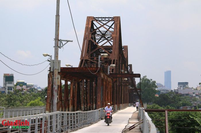 Trong suốt quá trình sửa chữa cầu Long Biên, tàu hỏa vẫn đi lại thường xuyên trên cầu, các hạng mục thi công phải tổ chức xen kẽ, làm theo kiểu cuốn chiếu để hạn chế tối đa ảnh hưởng đến kết cấu và việc vận hành đường sắt.