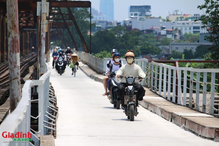 Các hạng mục như cào bóc lớp mặt cầu cũ, xử lý và gia cố kết cấu nền, thảm lại lớp bê tông mới đã hoàn thành tạo nên diện mạo khang trang, sạch đẹp cho cây cầu lịch sử.